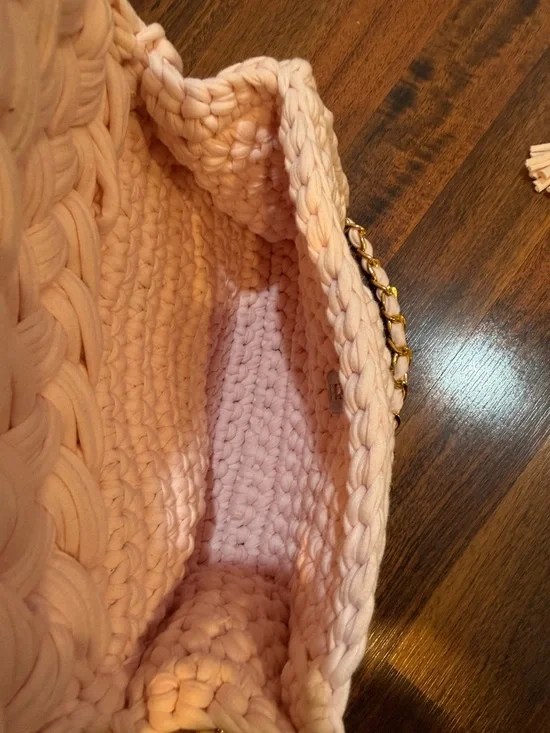 NEW… Handwoven Pink Crochet Shoulder Bag with Gold Chain - Picture 6 of 12